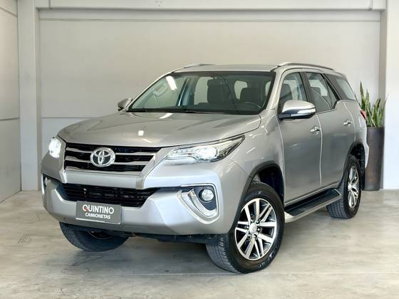 TOYOTA HILUX SW4 2.8 SRX 4X4 7 LUGARES 16V TURBO INTERCOOLER DIESEL 4P AUTOMÁTICO TOYOTA HILUX SW4 2.8 SRX 4X4 7 LUGARES 16V TURBO INTERCOOLER DIESEL 4P AUTOMÁTICO